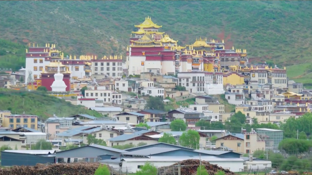 香格里拉闻名遐迩古老寺院藏族古典艺术宝库金碧辉煌藏民信众圣地气势磅礴色彩丰富鲜艳坚固要塞宫殿建筑群视频素材