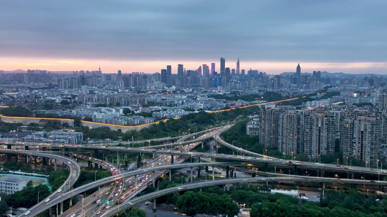 南京内环东线双桥门立交桥的车流和南京城市天际线航拍风光视频素材