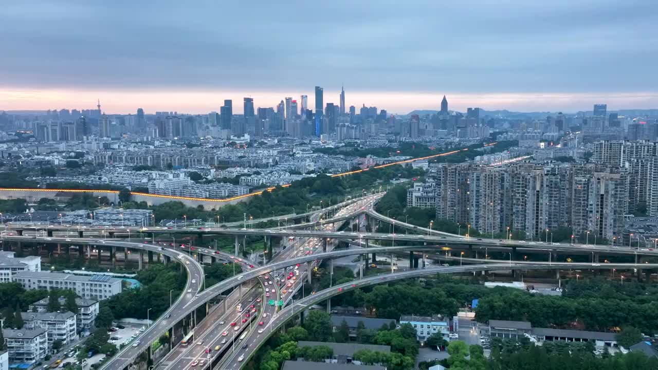 南京内环东线双桥门立交桥的车流和南京城市天际线航拍风光视频素材