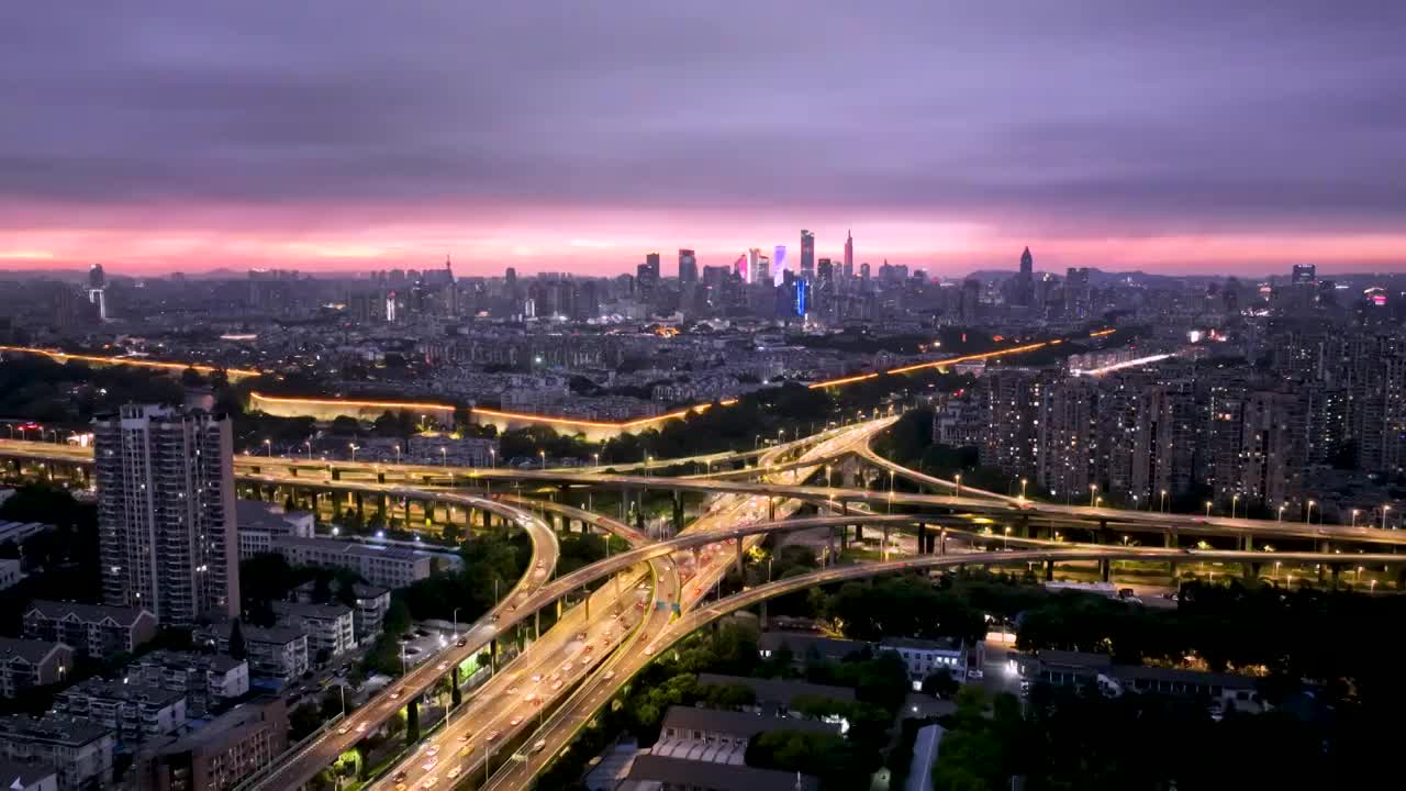 南京内环东线双桥门立交桥的车流夜景延时视频视频素材