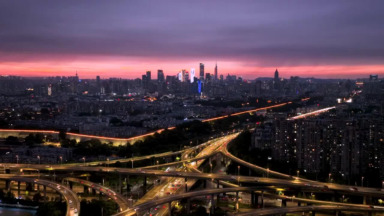 傍晚时分南京内环东线双桥门立交桥的车流和南京夜景航拍风光视频素材