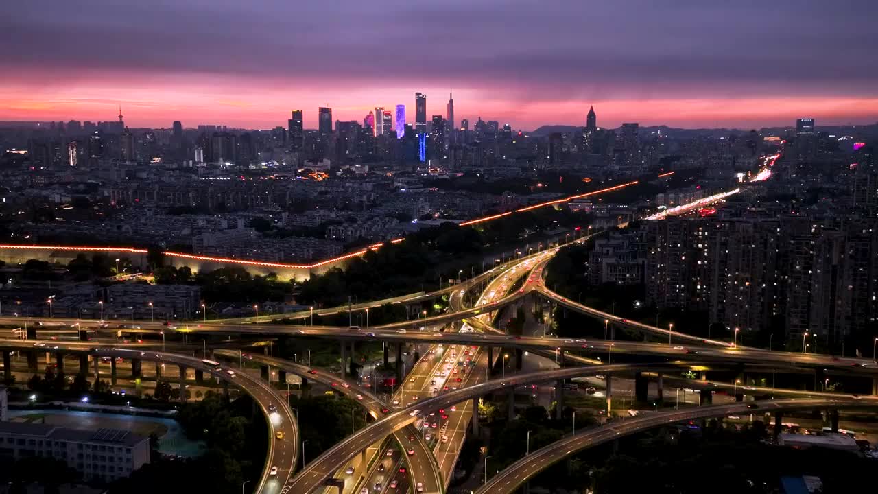 南京内环东线双桥门立交桥的车流和南京城市夜景航拍风光视频素材