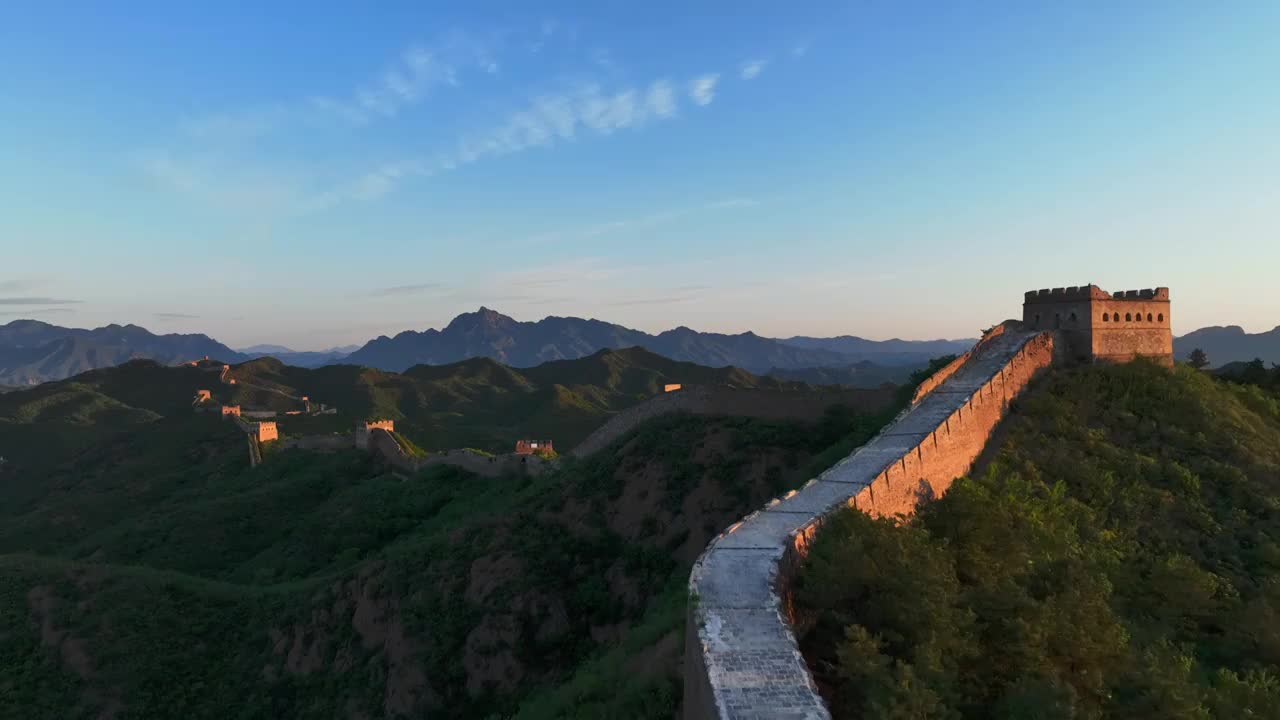 清晨时分的中国河北承德金山岭长城风光视频素材