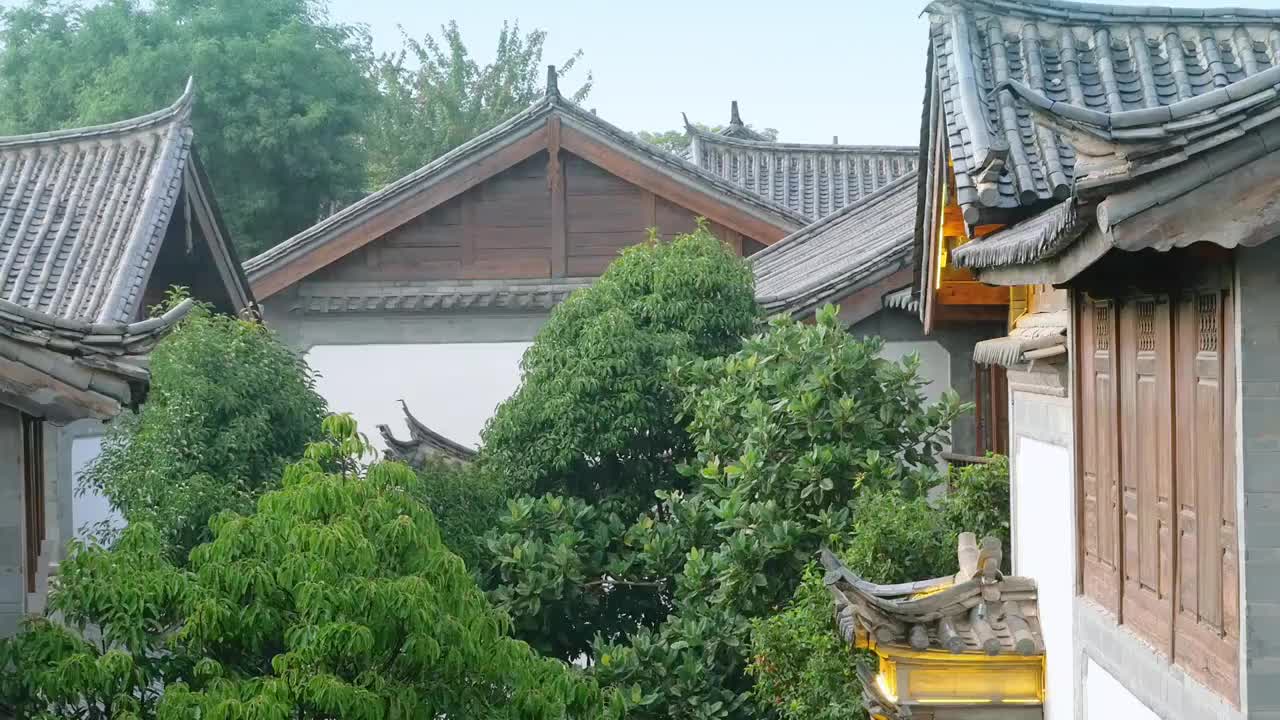 古城夏天雨季云雾缭绕山峰遮盖雪山之巅风云变幻阴天下雨院子翠绿树木庭院清晨雾气弥漫梦境般美丽清爽舒适视频素材