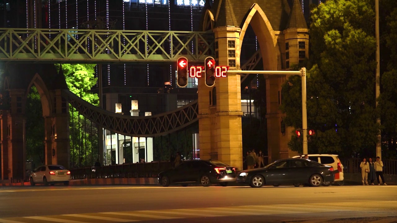 4K夜晚城市街景红绿灯闪烁车流升格视频视频素材