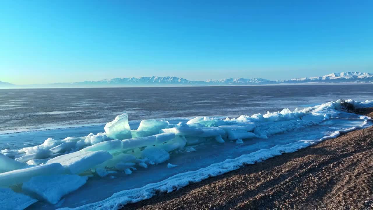 航拍冬季赛里木湖  蓝冰视频素材