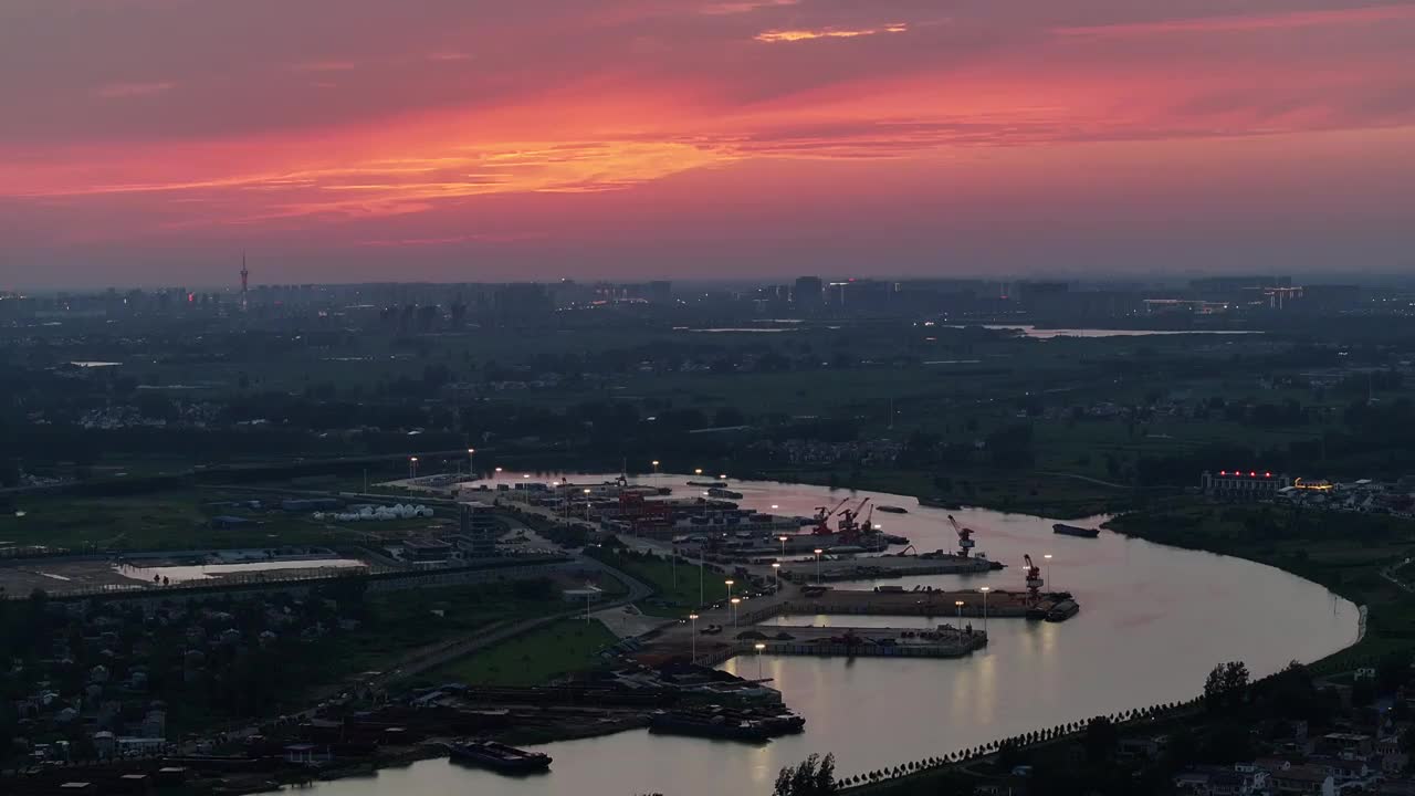 高视角中长焦航拍周口中心港码头日落晚霞压缩大场景视频素材