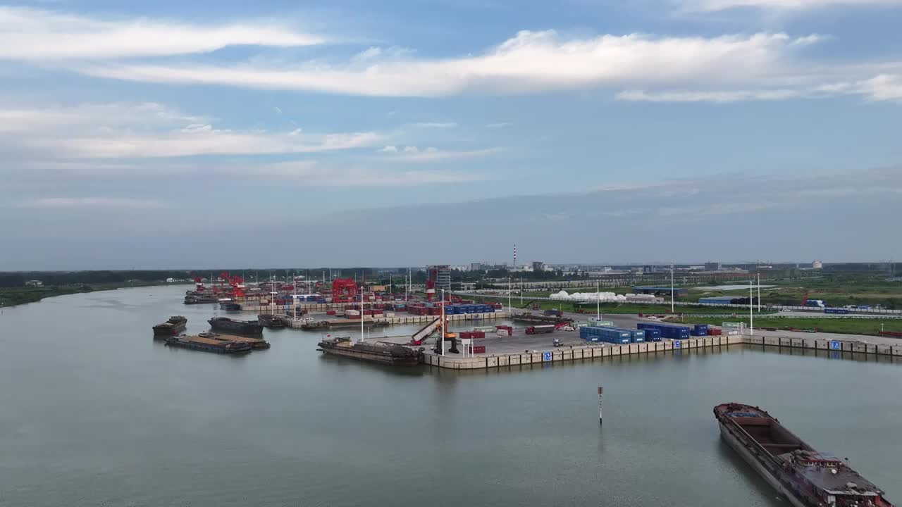 低空绕拍周口中心港码头与船舶大场景视频素材