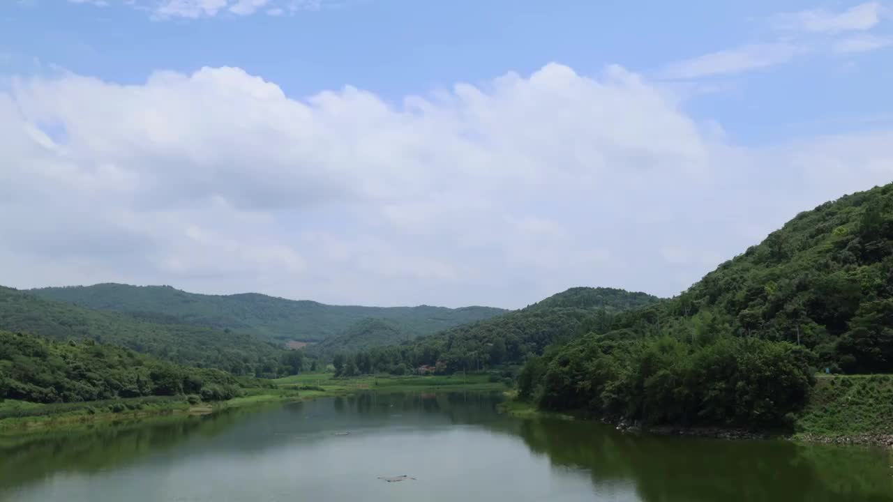 蓝天白云和湖泊的间隔延时摄影视频素材