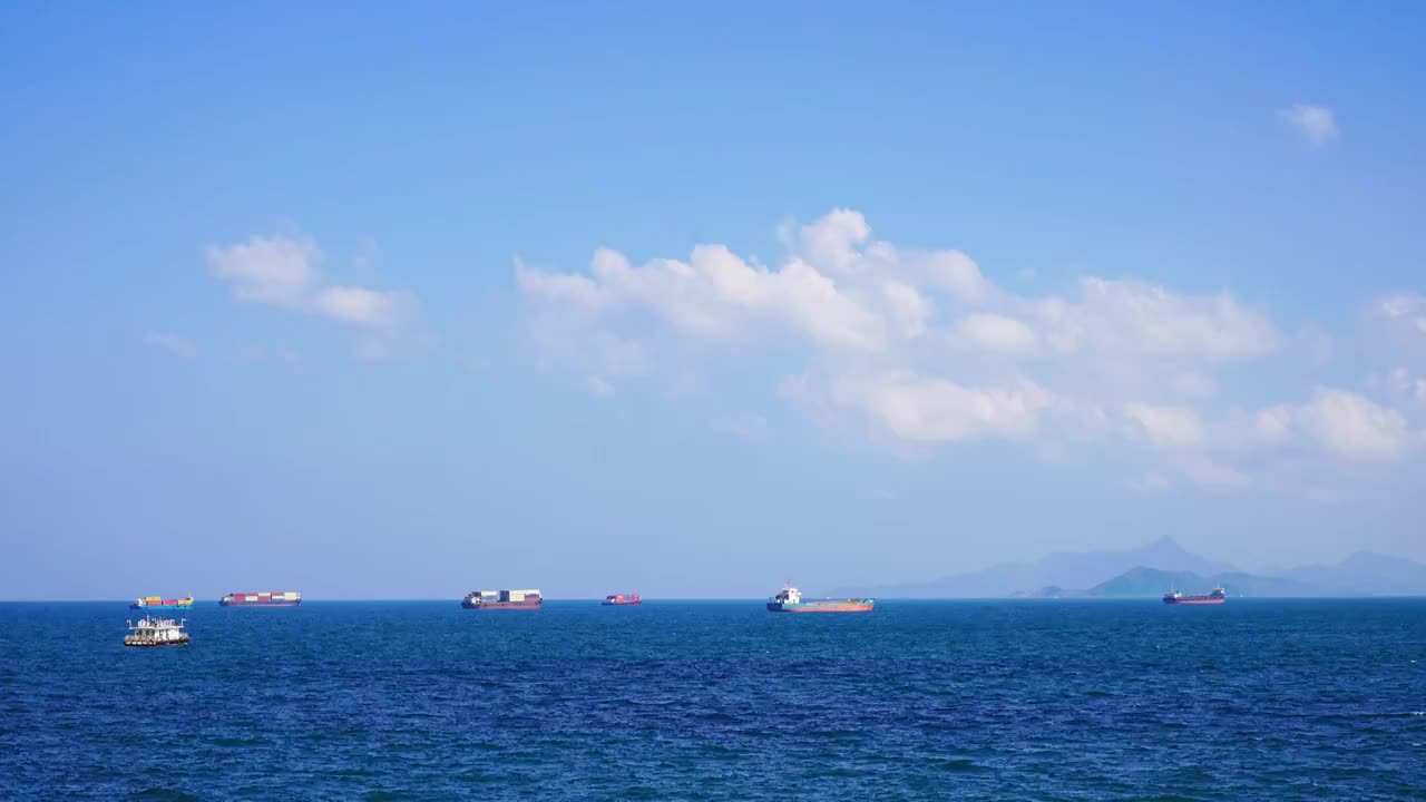 深圳盐田海上漂浮的货船视频素材