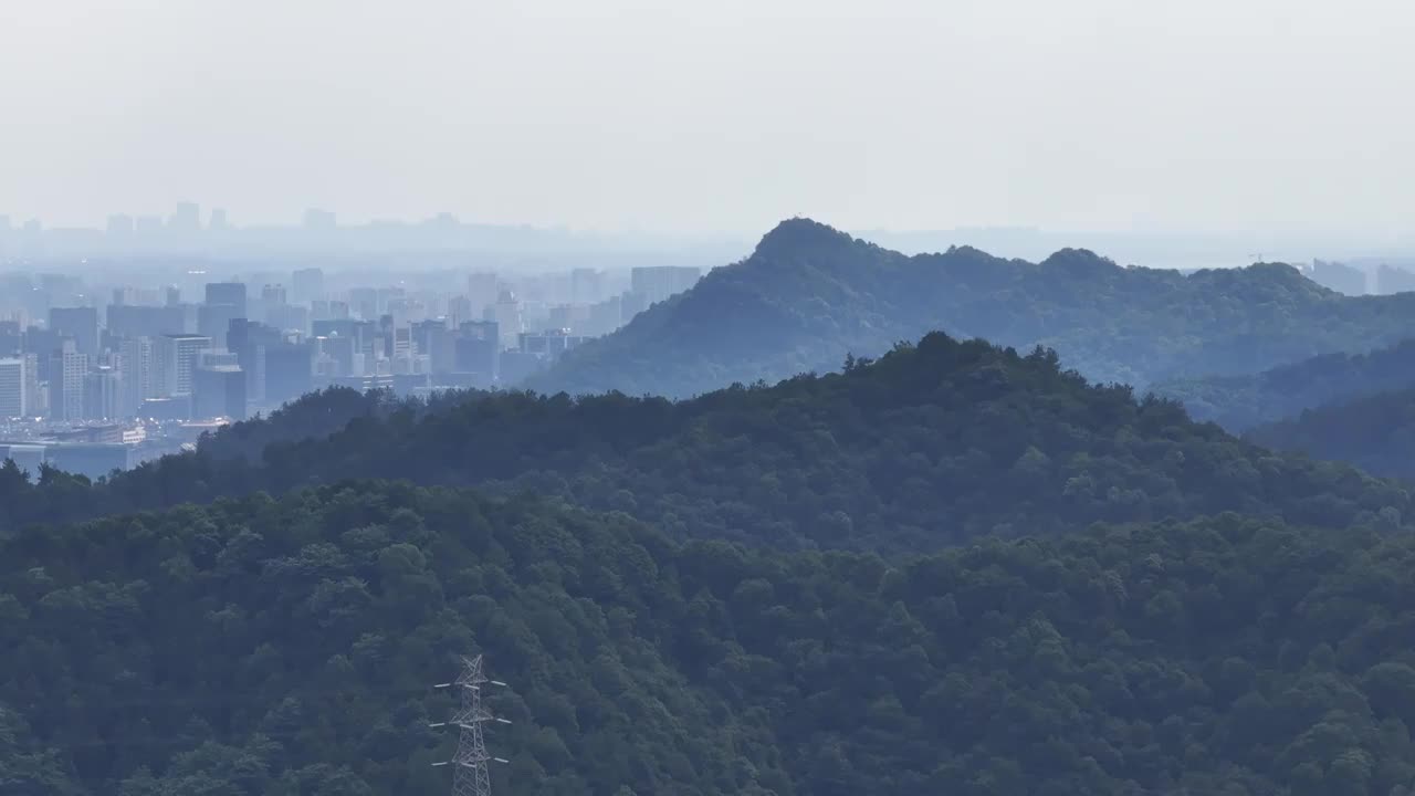 航拍杭州西湖群山和远处的建筑视频素材