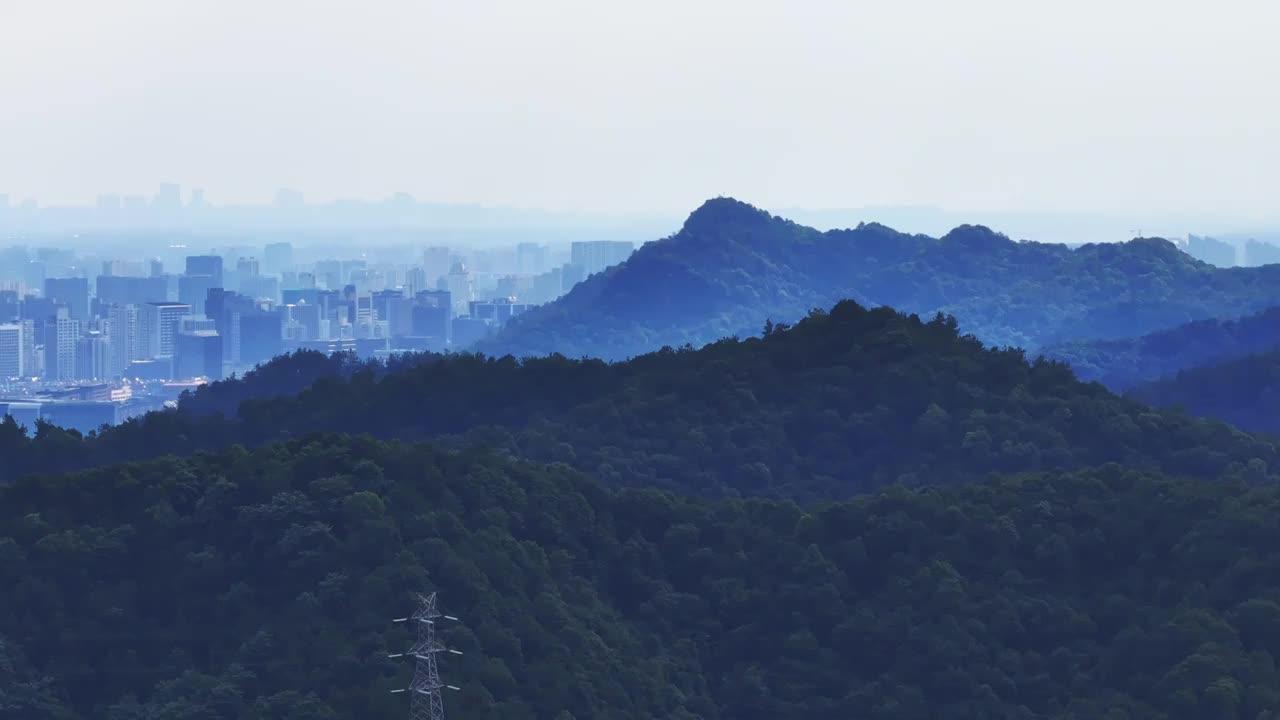 航拍杭州西湖群山和远处的建筑视频素材