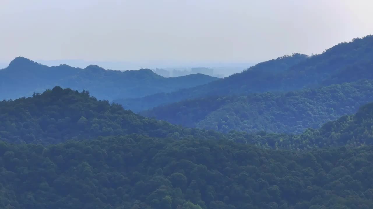 航拍杭州西湖群山和远处的建筑视频素材