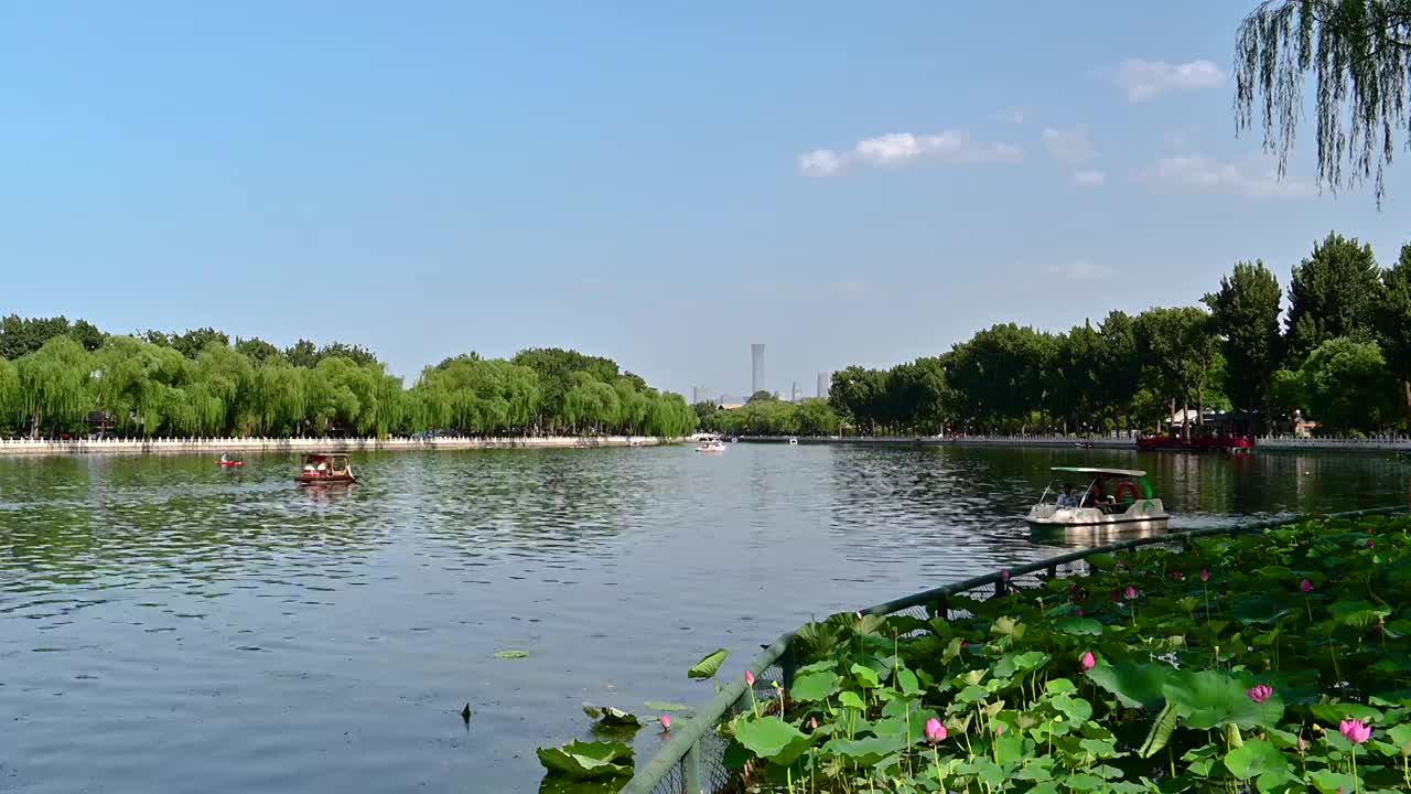 炎热夏天北京十刹海公园的湖面和游船视频素材