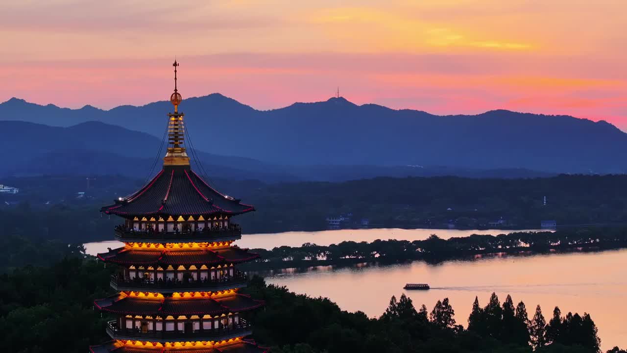 中国杭州西湖雷峰塔日落 西湖十景 雷峰夕照 绝美晚霞视频素材