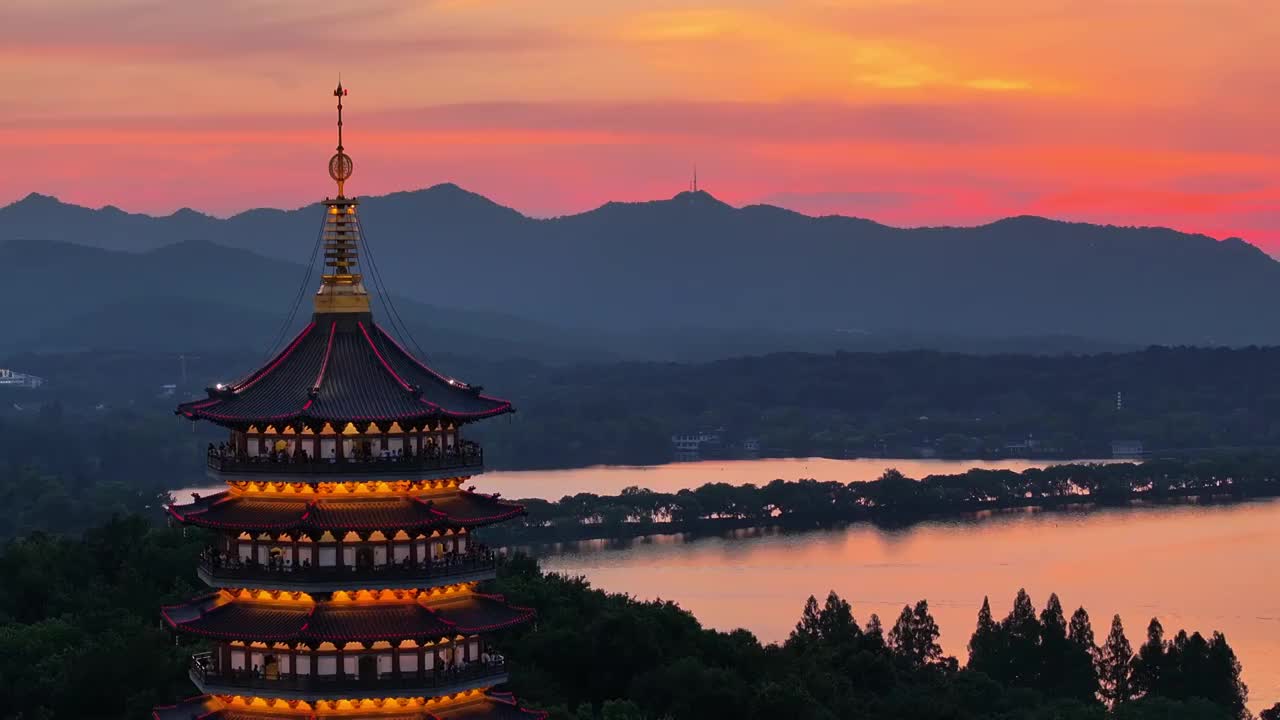 中国杭州西湖雷峰塔日落 西湖十景 雷峰夕照 绝美晚霞视频素材