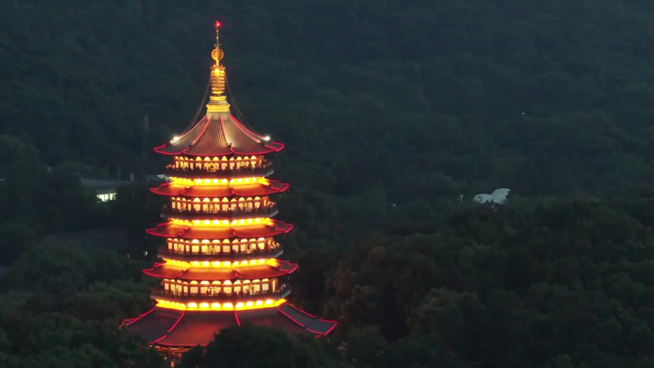 中国浙江省杭州市西湖雷峰塔夜景视频素材