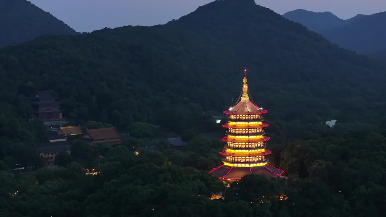 中国浙江省杭州市西湖雷峰塔夜景视频素材