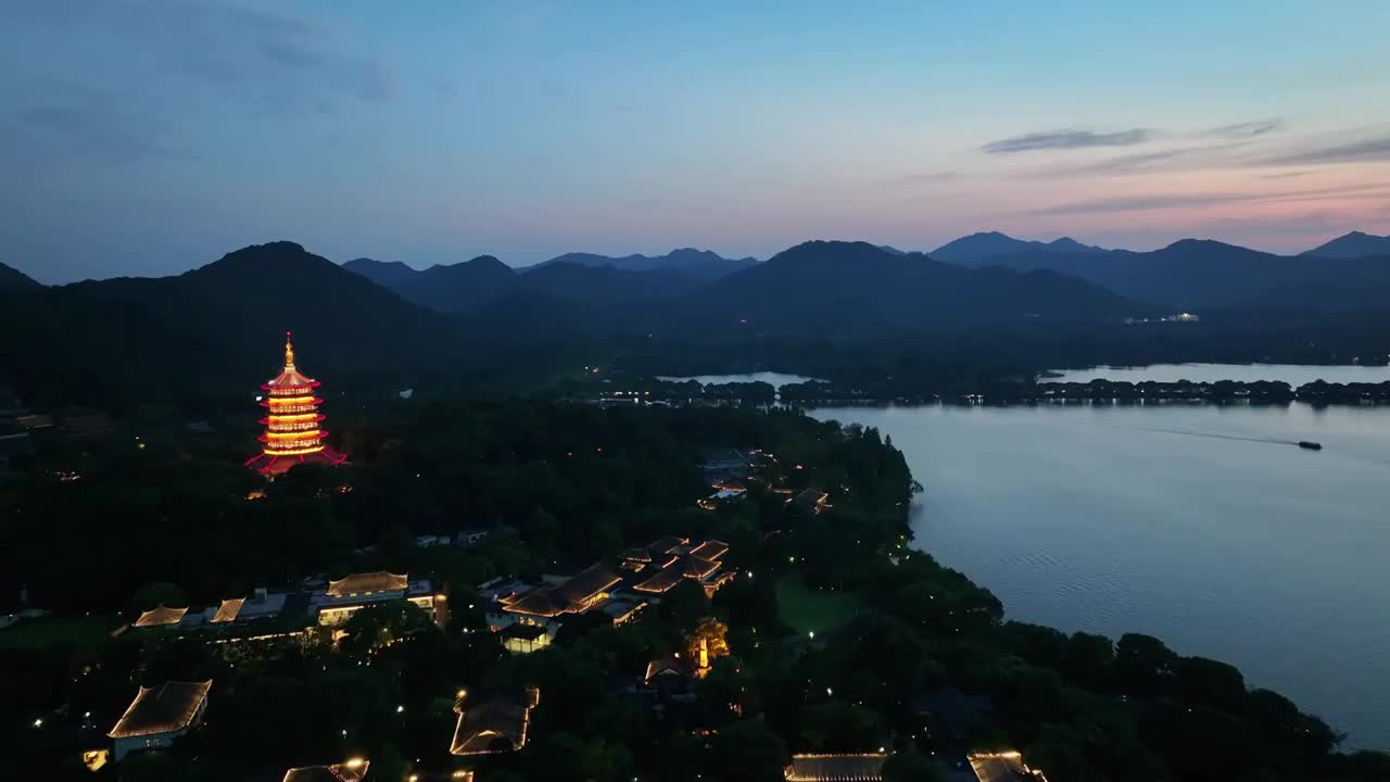 中国浙江省杭州市西湖雷峰塔夜景视频素材