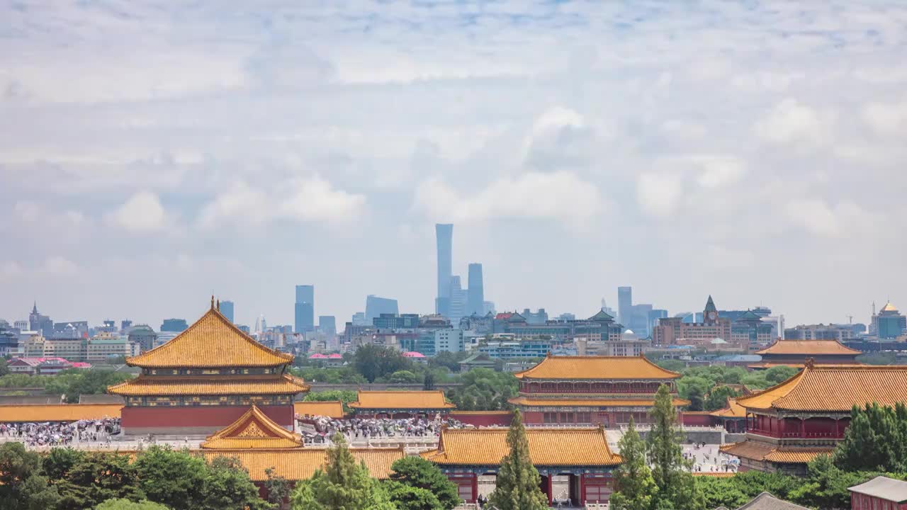 夏天暑假北京故宫和国贸CBD的游客和云层城市风光延时视频素材