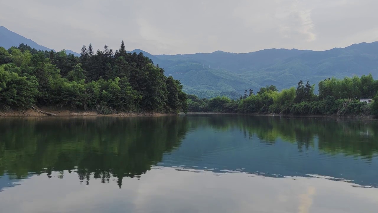 黄山一处湖面自然风光视频素材