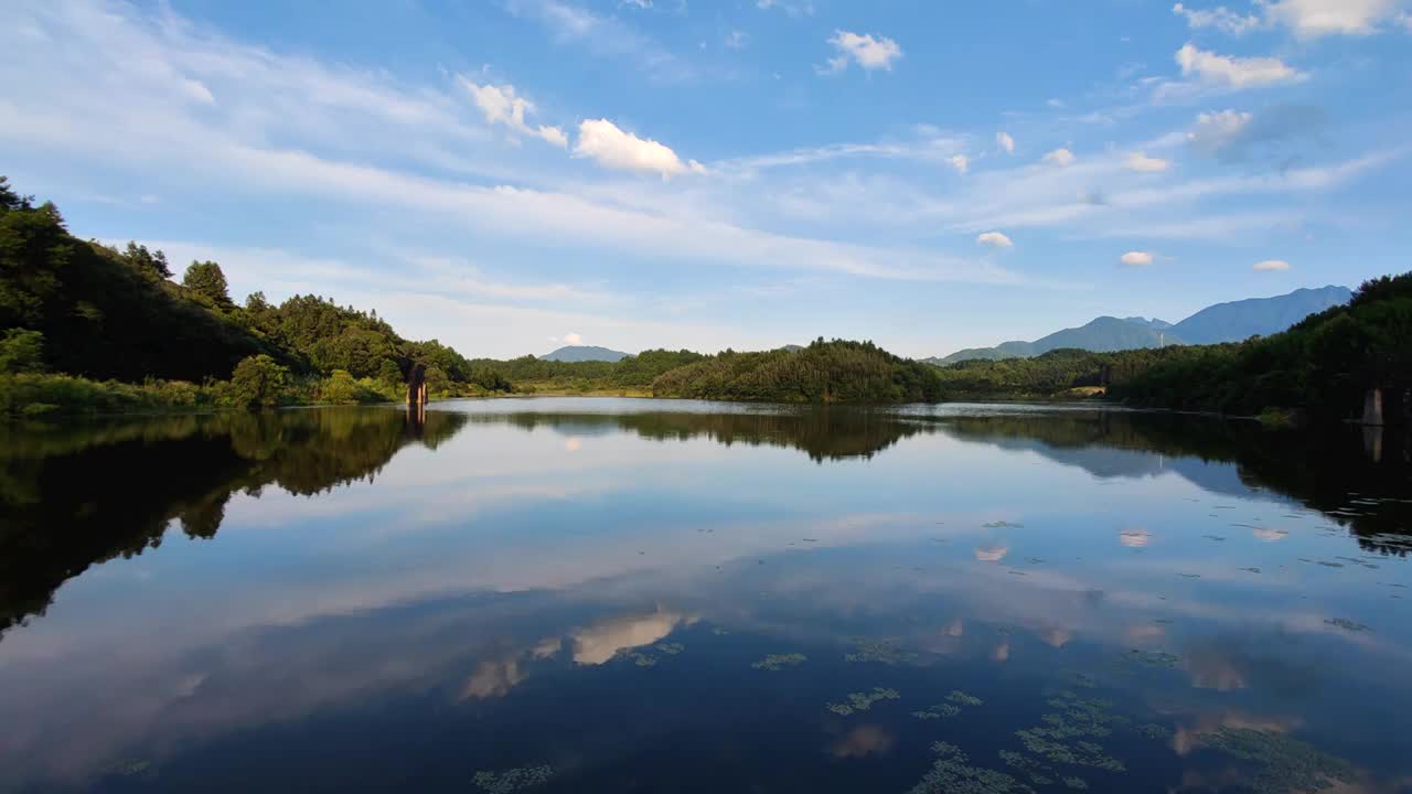 晴天黄山一处水面倒影视频素材