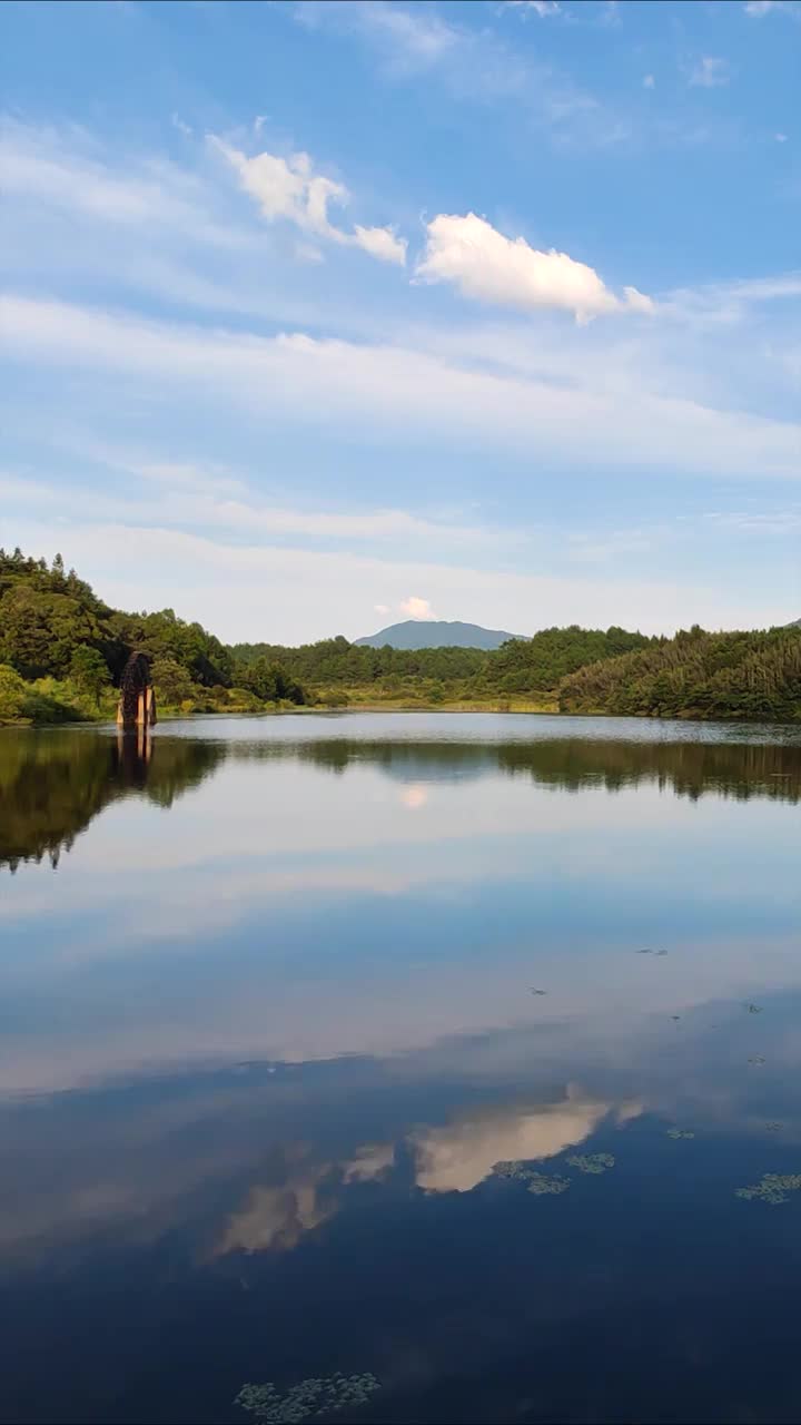 晴天黄山一处水面倒影竖屏视频素材