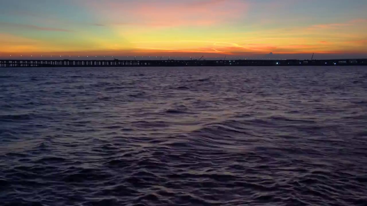 广东深圳西乡红树湾夏季海洋夕阳晚霞水平视角视频素材