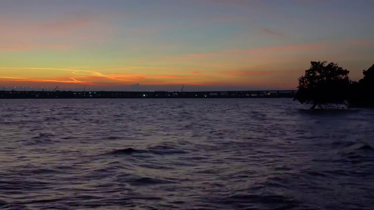 广东深圳西乡红树湾夏季海洋夕阳晚霞水平视角视频素材