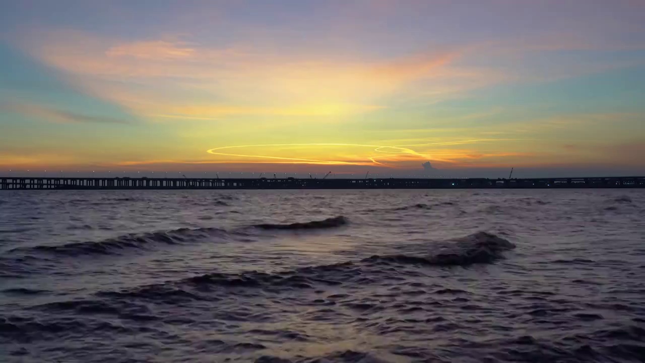 广东深圳西乡红树湾夏季海洋夕阳晚霞水平视角视频素材