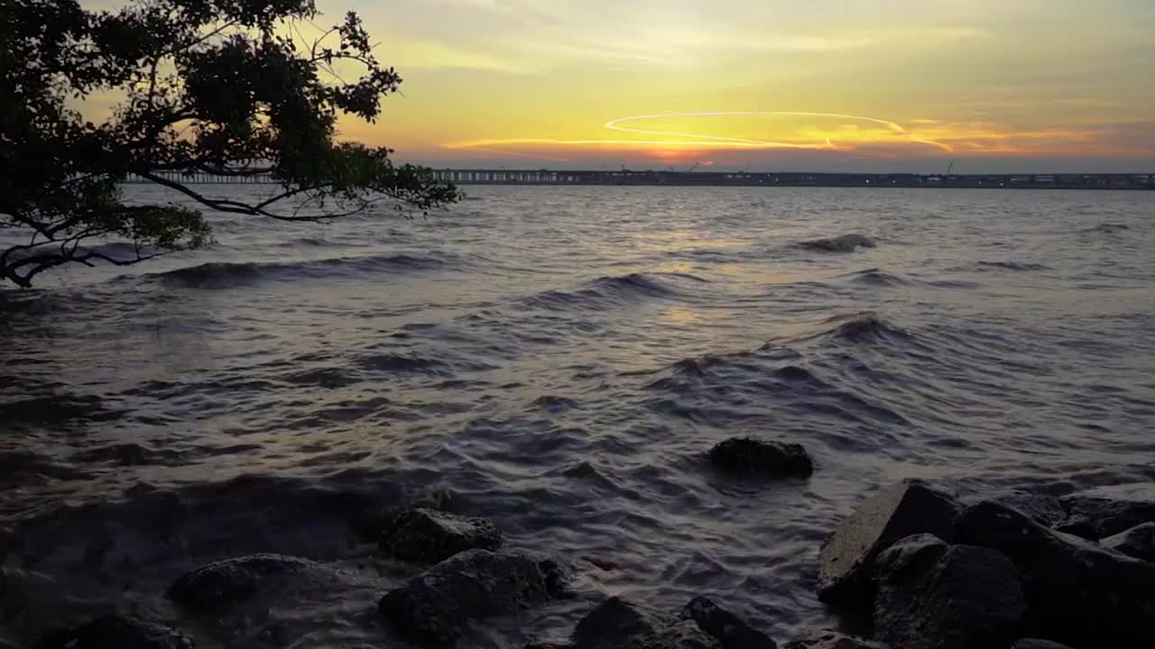 广东深圳西乡红树湾夏季海洋夕阳晚霞水平视角视频素材