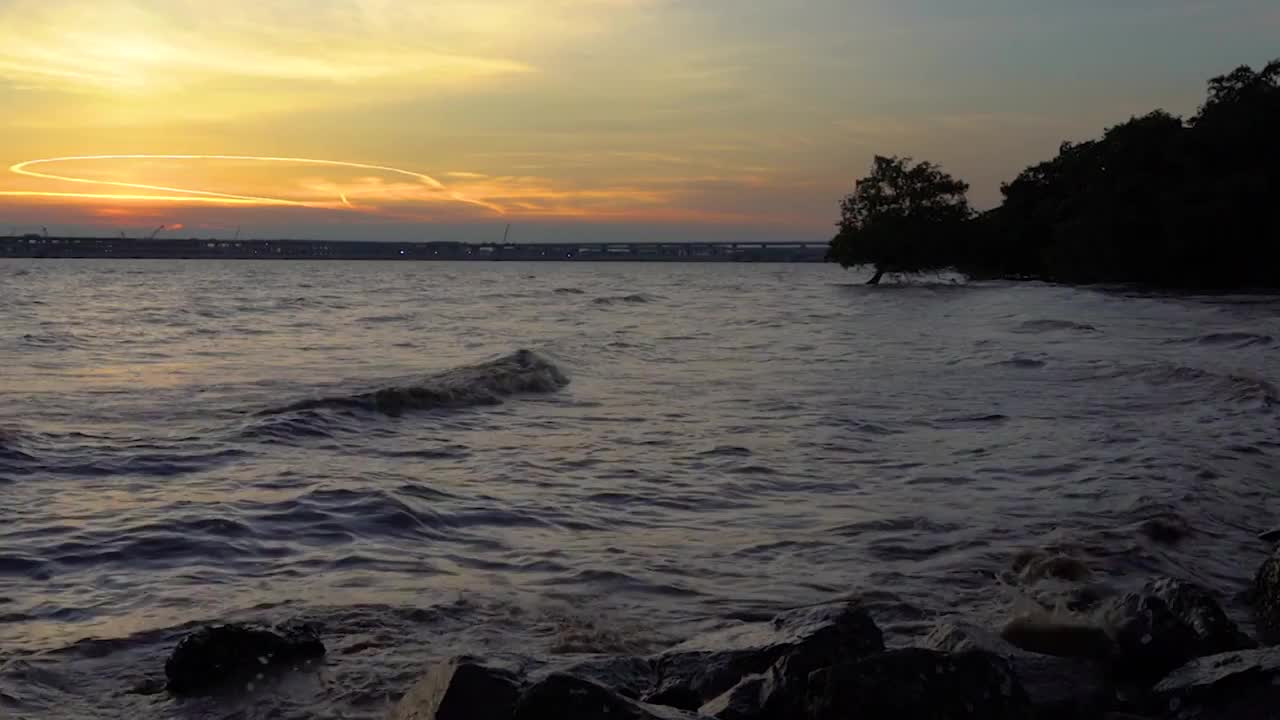 广东深圳西乡红树湾夏季海洋夕阳晚霞水平视角视频素材