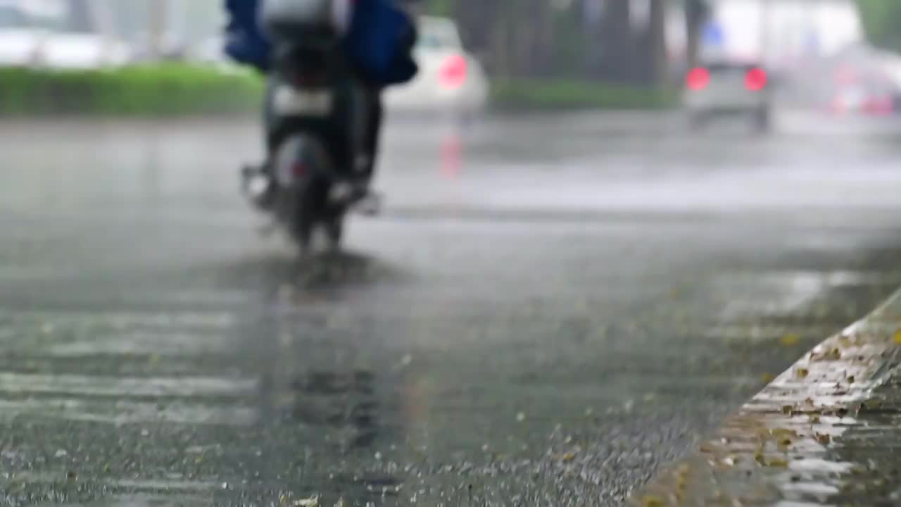 下雨中的北京城市街道交通和雨水视频素材