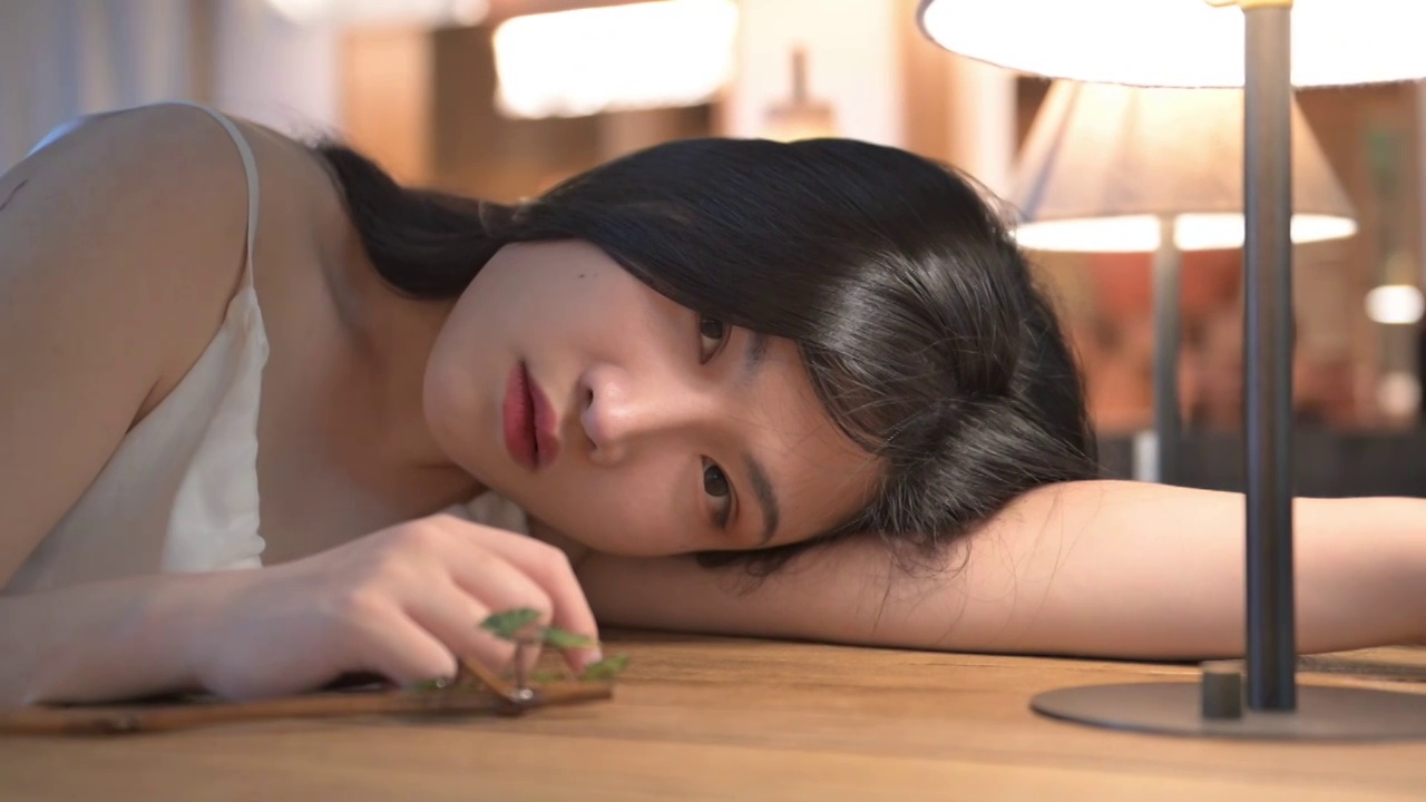 中式古典茶楼中的文艺少女视频素材画面1