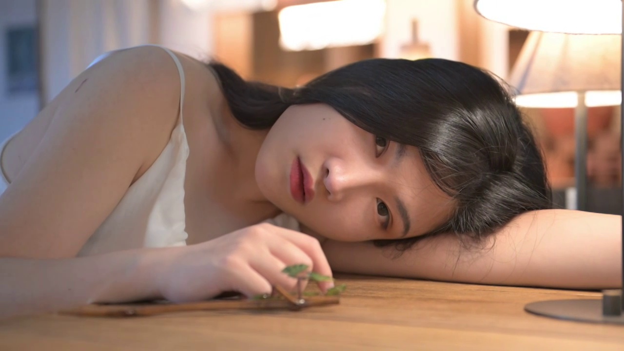 中式古典茶楼中的文艺少女视频素材画面2