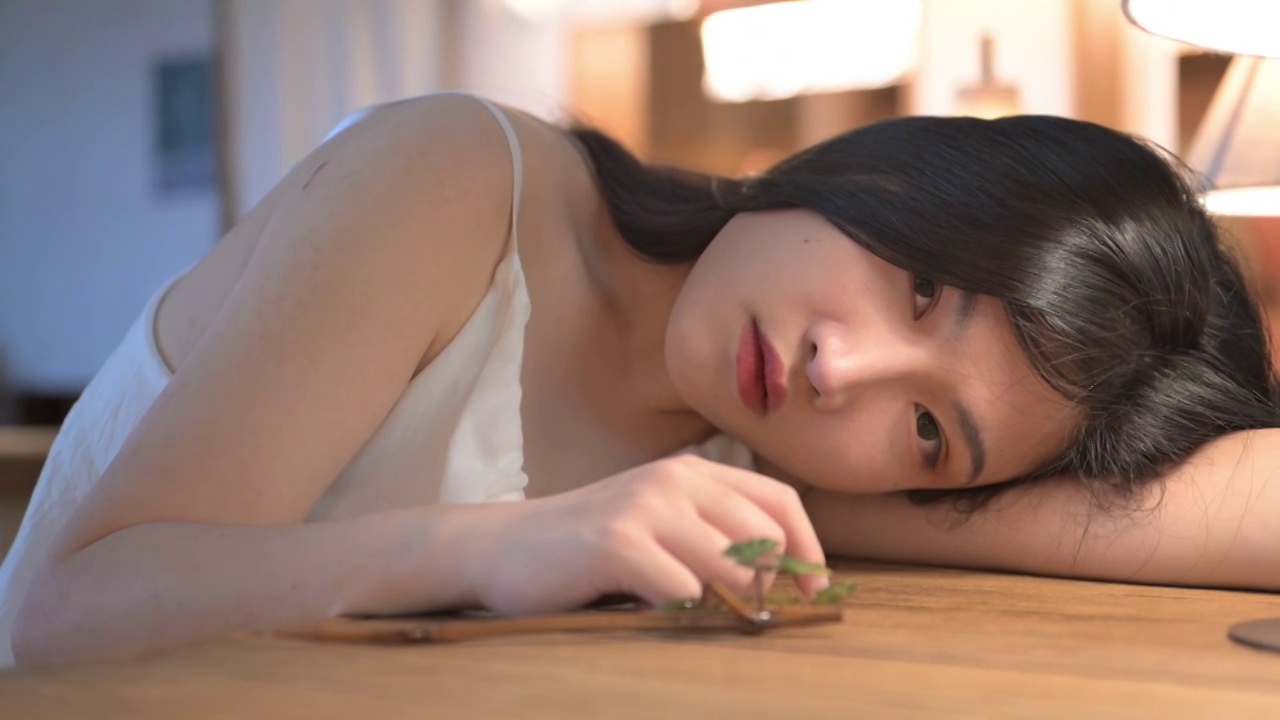中式古典茶楼中的文艺少女视频素材画面3