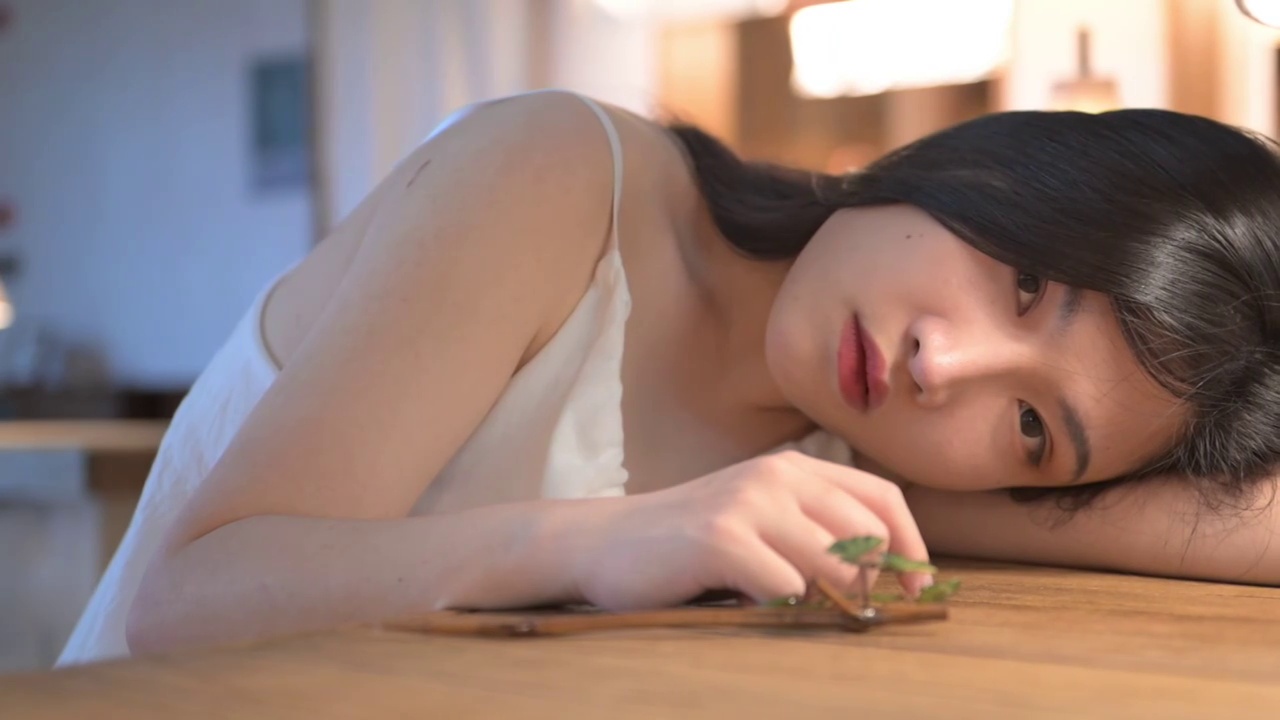 中式古典茶楼中的文艺少女视频素材画面4