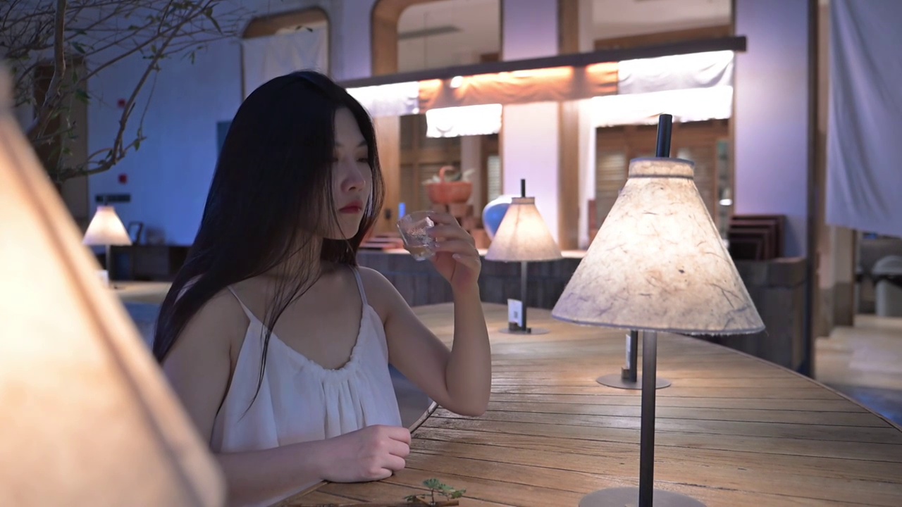 中式古典茶楼中的文艺少女视频素材画面2