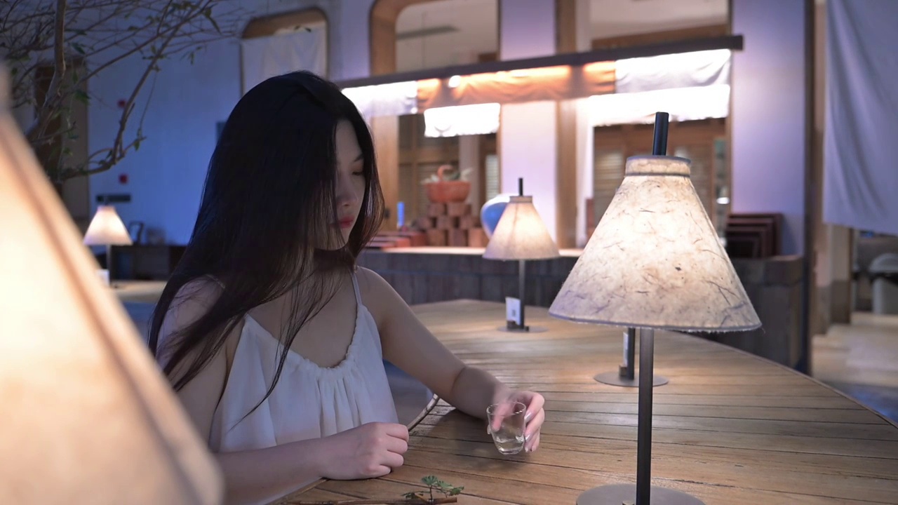 中式古典茶楼中的文艺少女视频素材画面3
