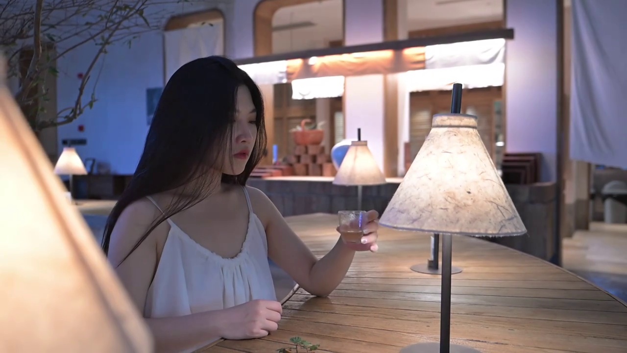 中式古典茶楼中的文艺少女视频素材画面4