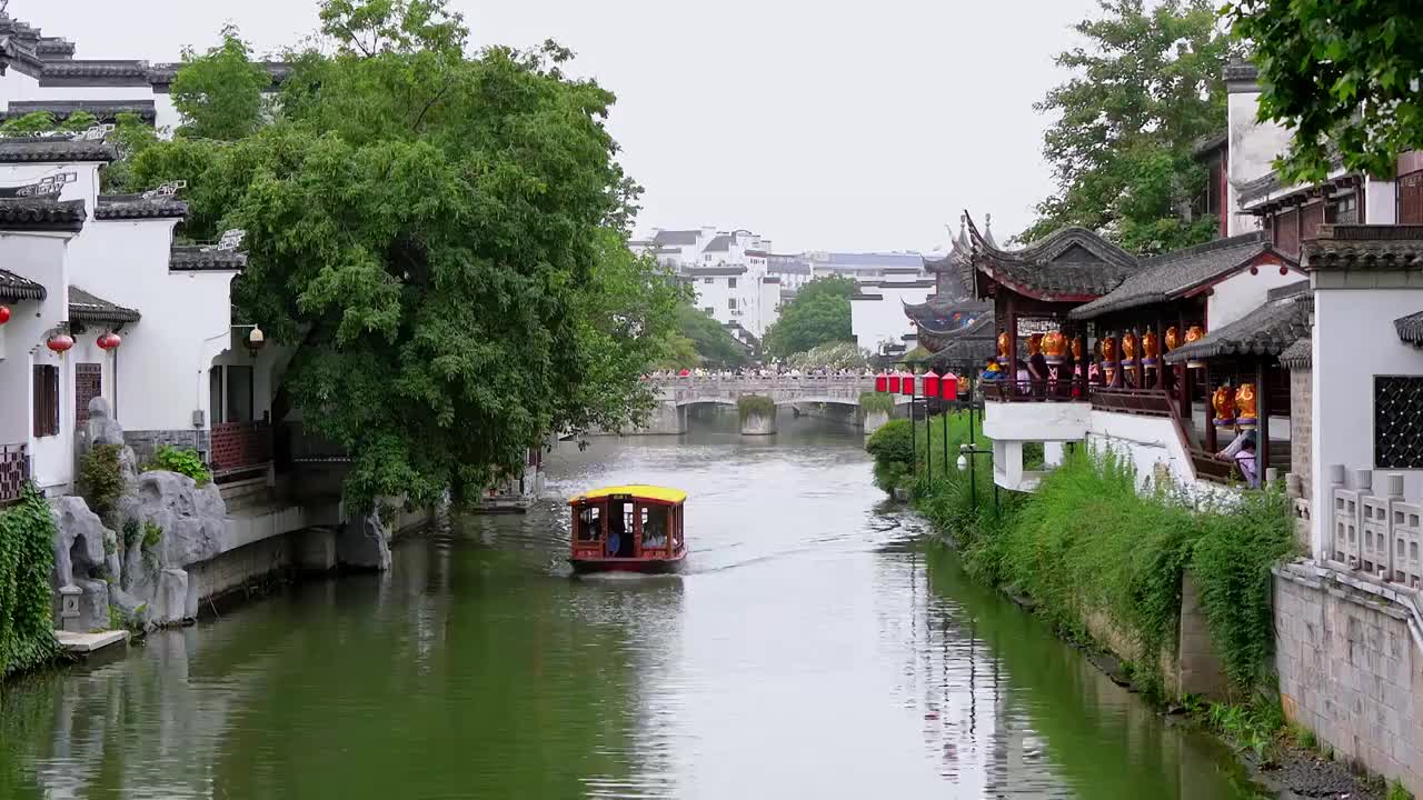 中国江苏南京秦淮河上行驶的游轮视频素材