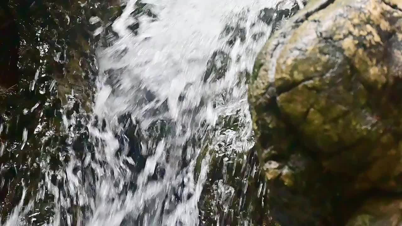 小溪流水小瀑布飞溅水花视频素材