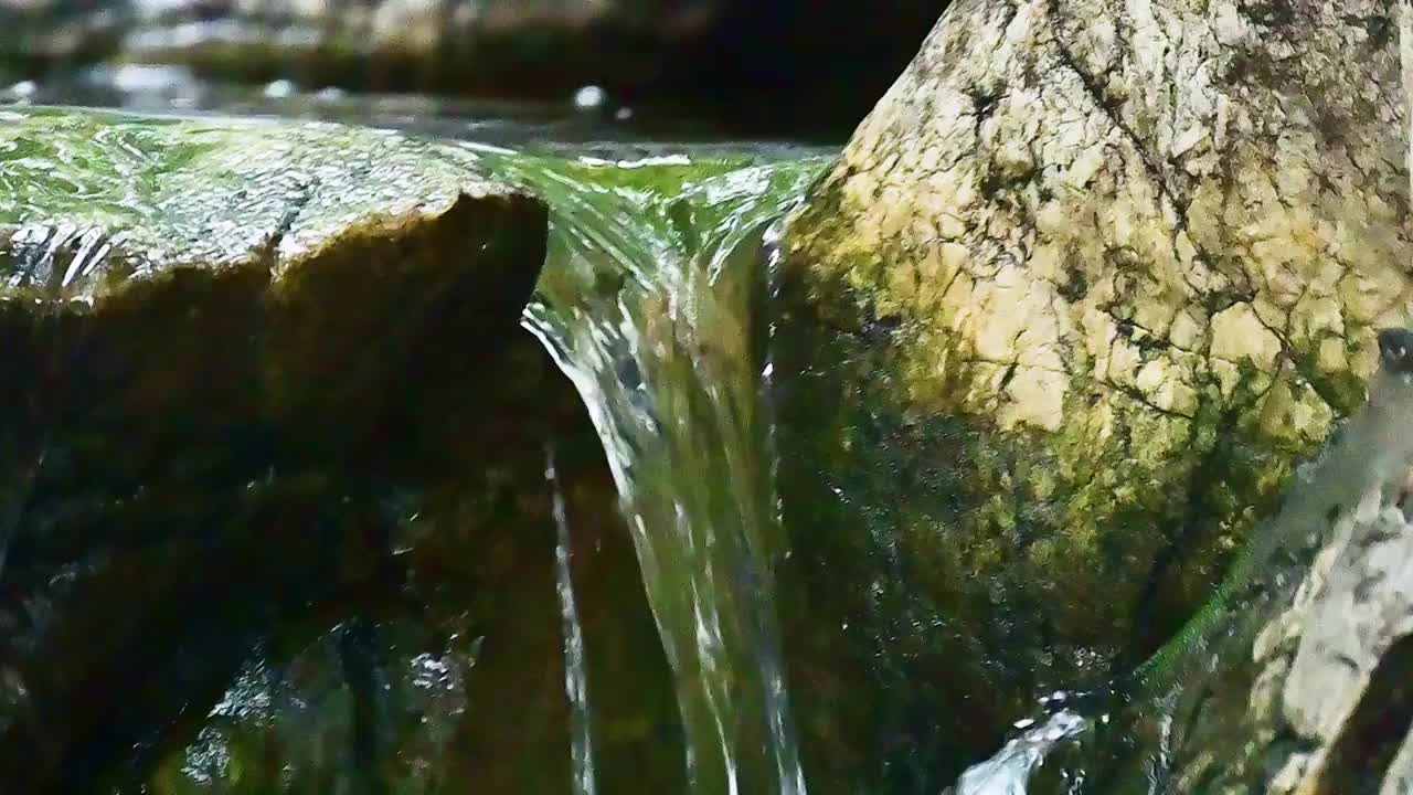 小溪流水小瀑布飞溅水花视频素材