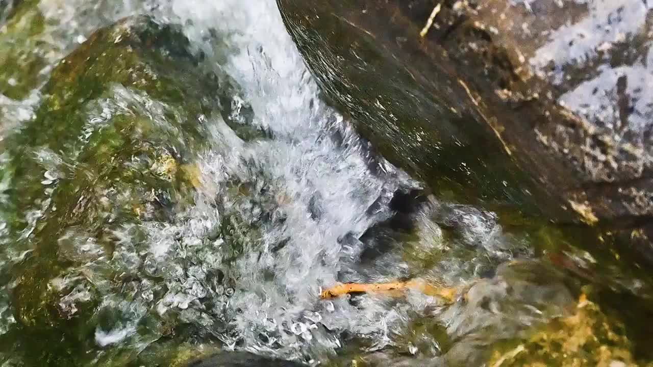 小溪流水小瀑布飞溅水花视频素材