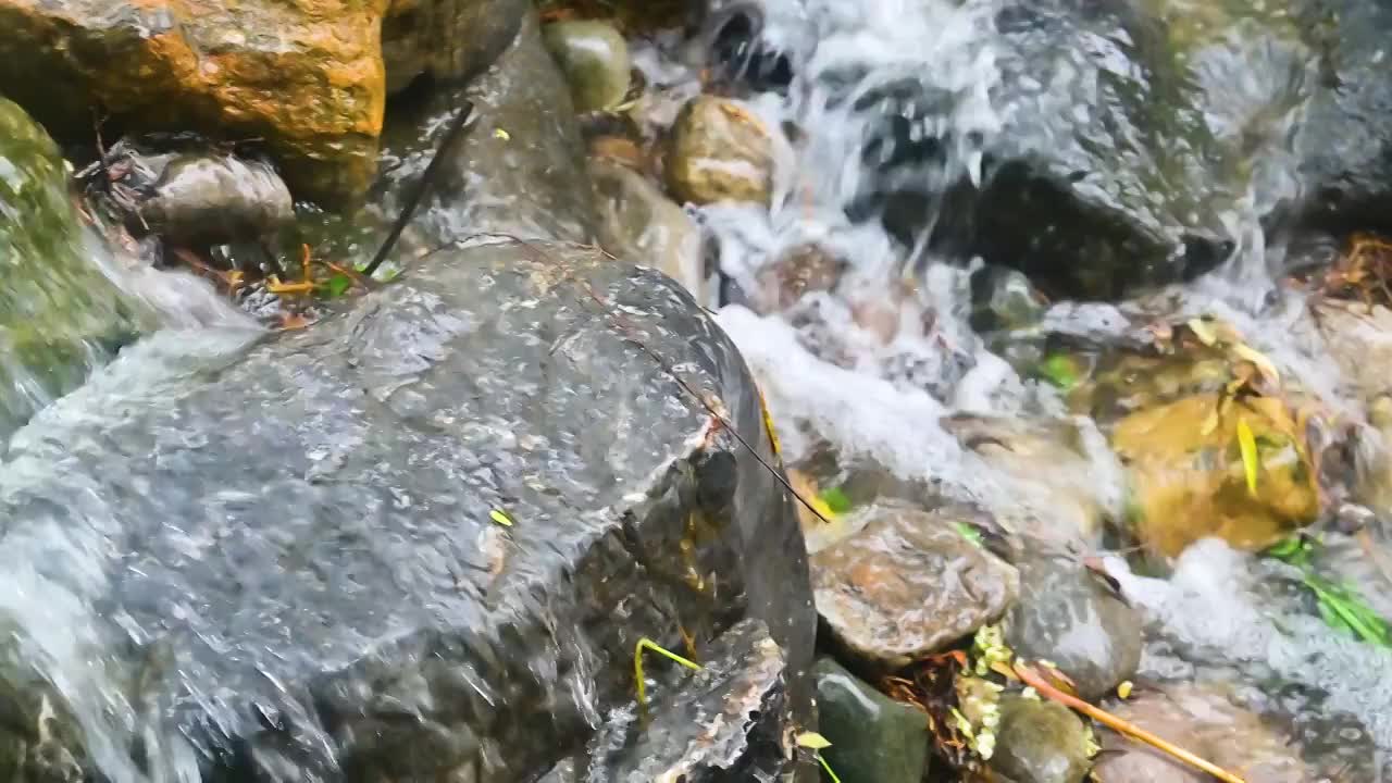 小溪流水小瀑布飞溅水花视频素材