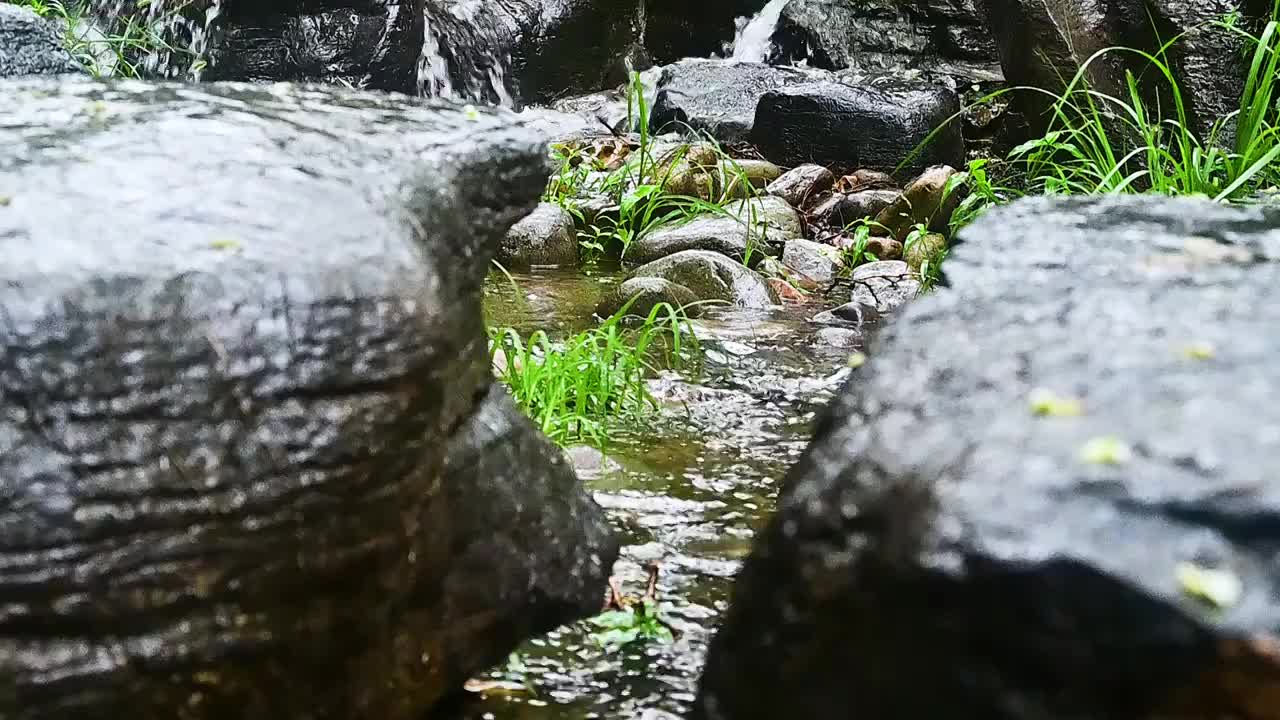 小溪流水小瀑布飞溅水花视频素材