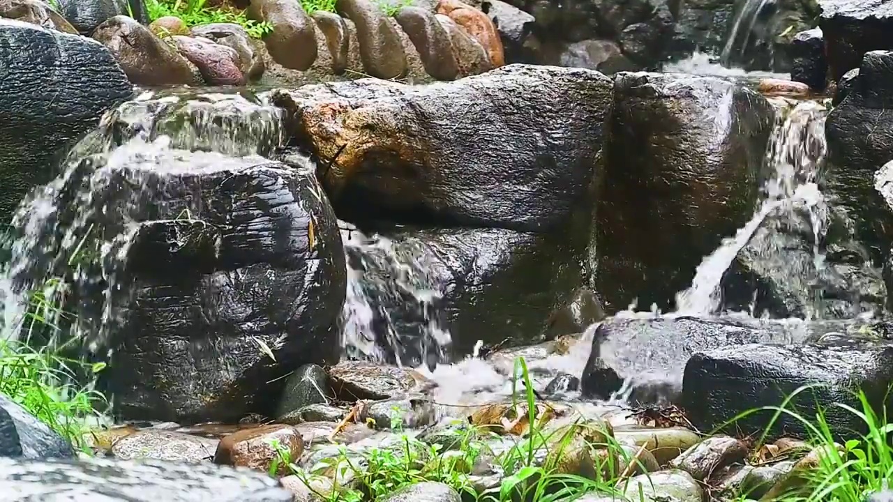 小溪流水小瀑布飞溅水花视频素材