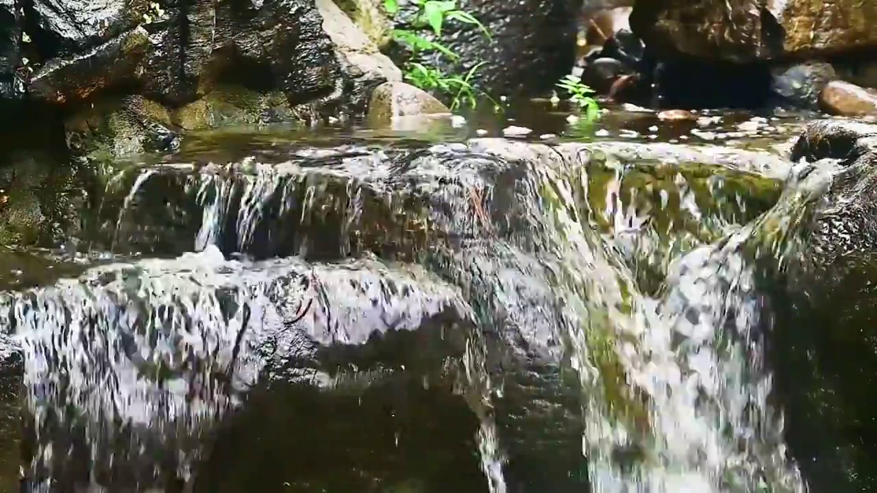 小溪流水小瀑布飞溅水花视频素材