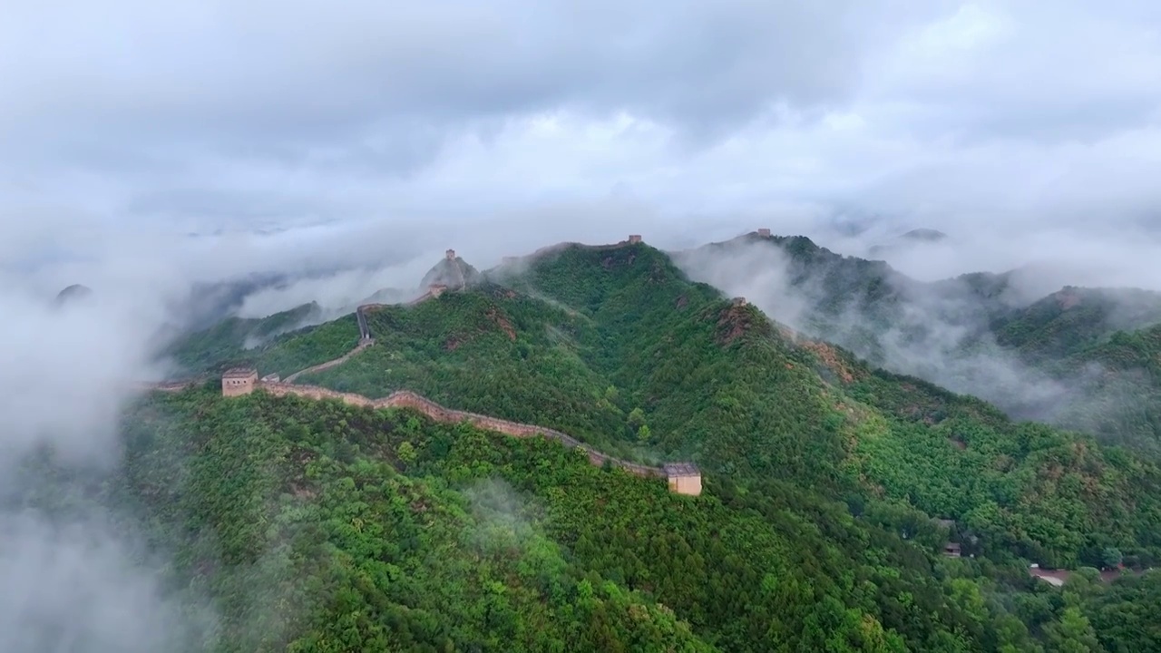 云海之中的金山岭万里长城风景航拍视频素材