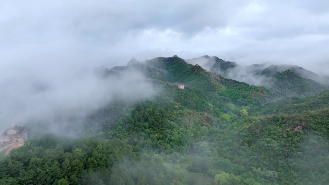 云海之中的金山岭万里长城风景航拍视频素材